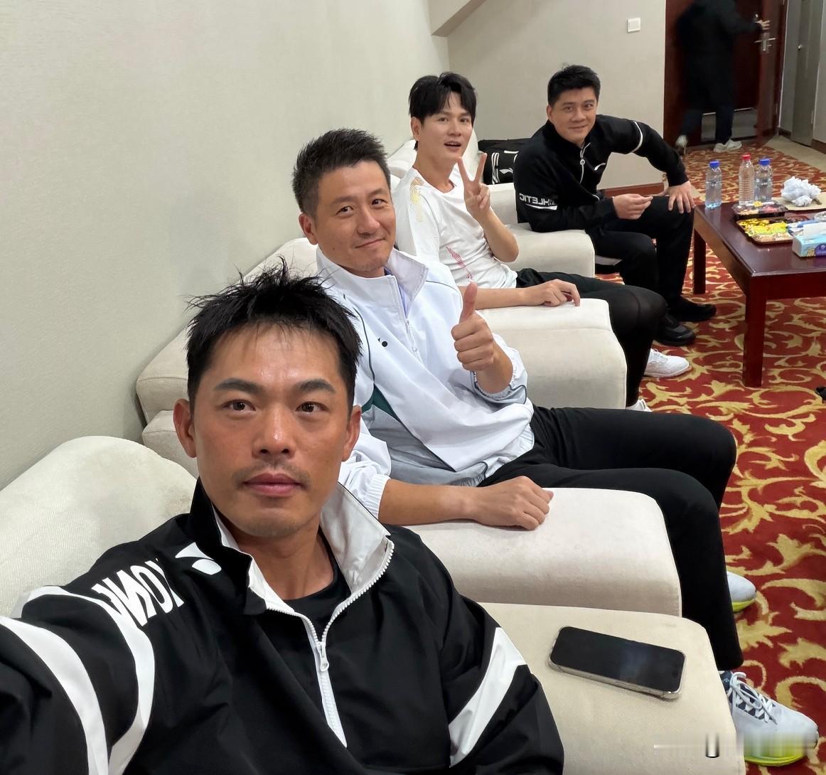 林丹，开心发文！10月2号晚8点多，林丹突然在个人社交平台上晒张4人合照，