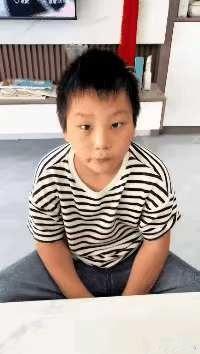 这个男孩火了！一小男孩把水杯放进书包里，结果漏水把语文书打湿了。怕被家长发现挨批