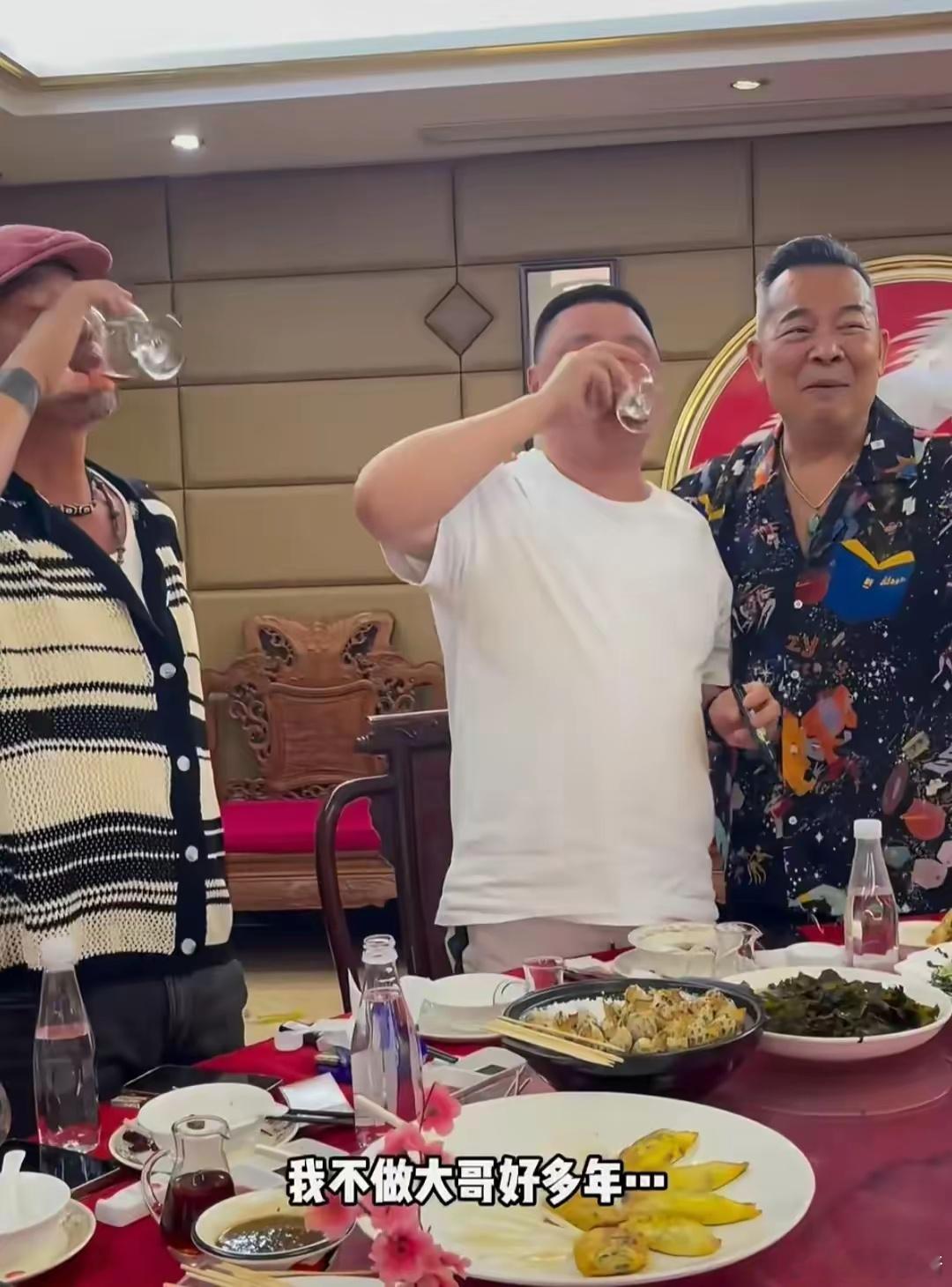 吴毅将和孙兴在广东酒楼大吃大喝，身材肥胖，脖子戴着翡翠好豪气​​​