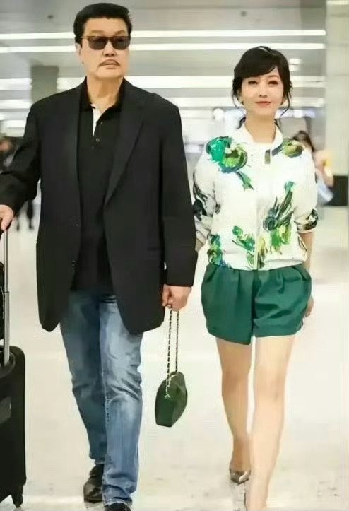 赵雅芝状态太逆天，70多岁像20岁的少女，一身粉嫩穿着惊呆路人，这样真的好吗？