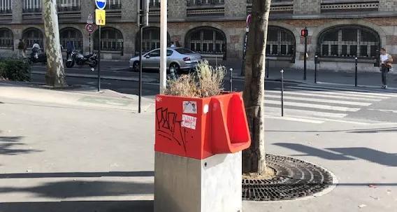法国人有多开放？看这个小便池就知道了！天呐！巴黎街头居然有这种逆天设计！刚路过