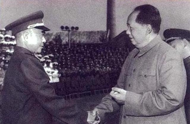 1968年，陈明仁接到命令，他脱下了自己的军服和帽徽上交军部。周总理知道后，连忙