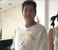江苏，9日女子看到17岁儿子淘汰了一堆衣服鞋子，觉得扔掉好浪费，于是就让丈夫穿了