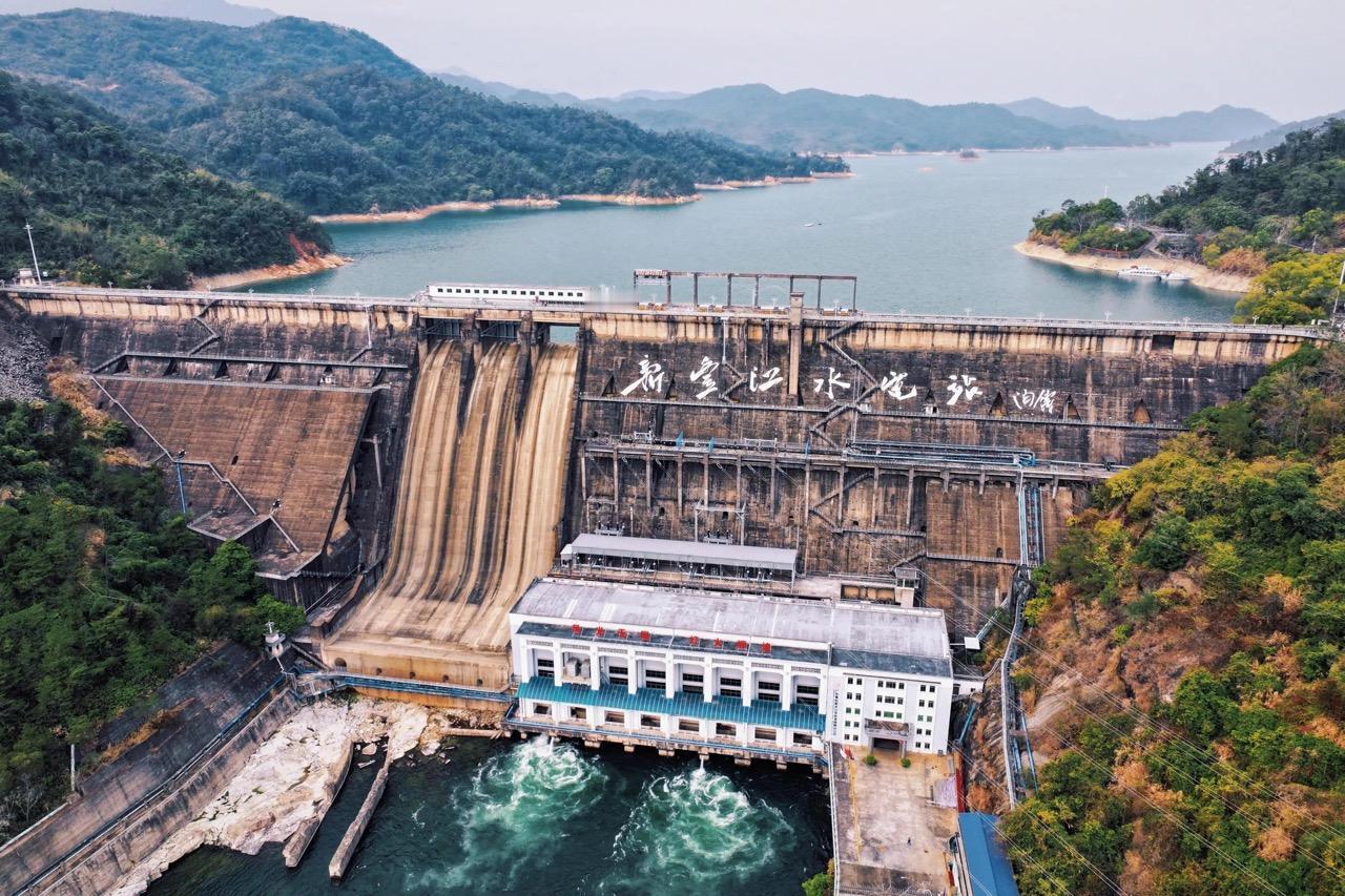 我说个冷知识:中国大陆一直都在给香港送水送电?我看了下数据:实际上,香港购买东江