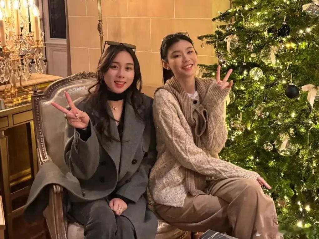 何超欣晒和嫂子奚梦瑶看画展，她还蛮喜欢找嫂子玩的！奚梦瑶的情商确实高但是很会说话