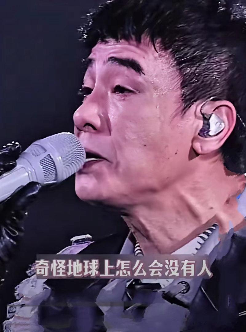 陈小春青岛演唱会上无美颜滤镜状态下都是岁月痕迹，头戴假发，满脸皱纹，皮肤粗糙，毛