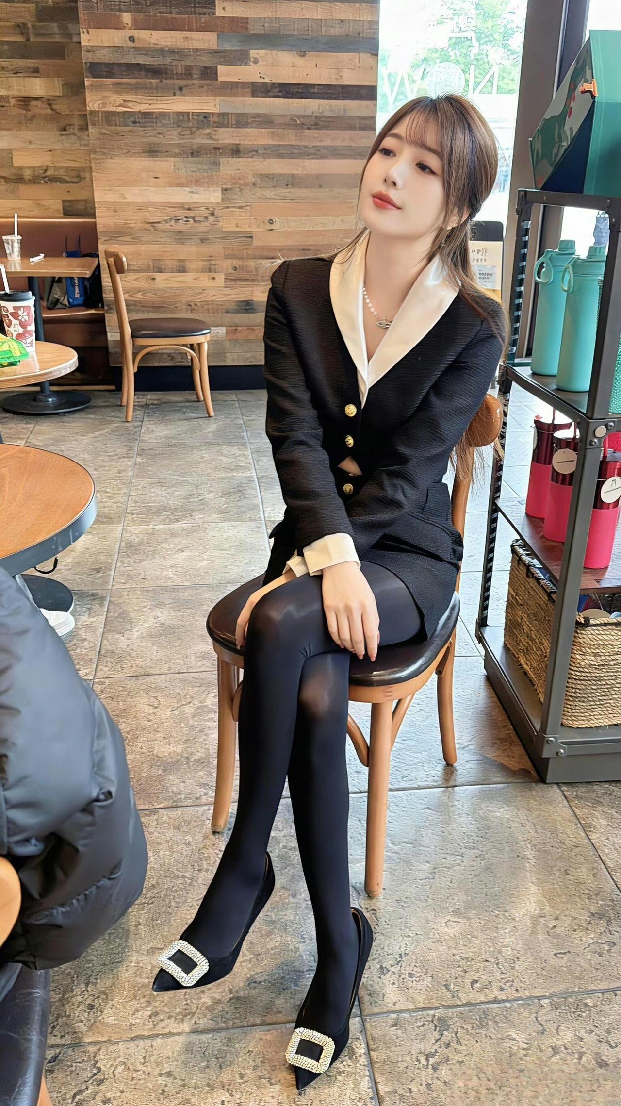 这套穿搭是干练的黑白职业装，把职场利落感与精致细节融合。黑底白边西装套装自带干练