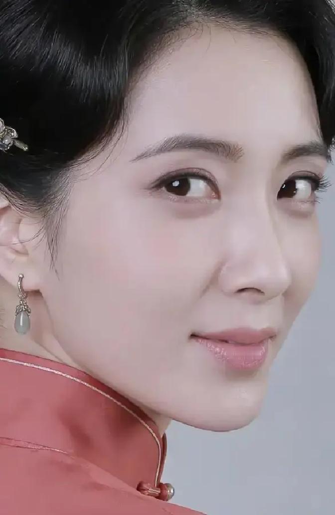 47岁像27岁，她怎么做到的？一张红毯生图把热搜烧穿。曾黎站在镁光灯下，皮