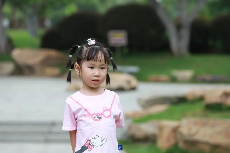 安徽这个5岁女孩太让人心疼了。爸爸去世后，她每次路过坟地都非要去看，拦都拦不住。