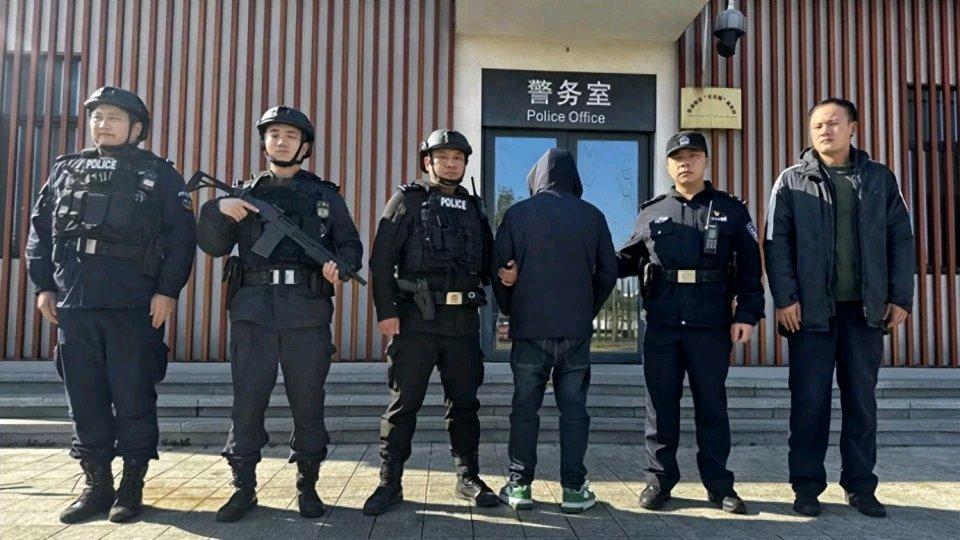 一名司机屡次在襄阳东站“喊客拉客”，行拘5日！近日，襄阳东站有一名司机引起了执法