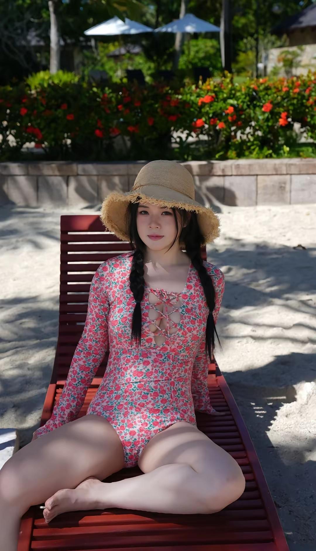 夏日沙滩上的甜美少女，花裙与草帽的完美搭配，享受阳光与海风。