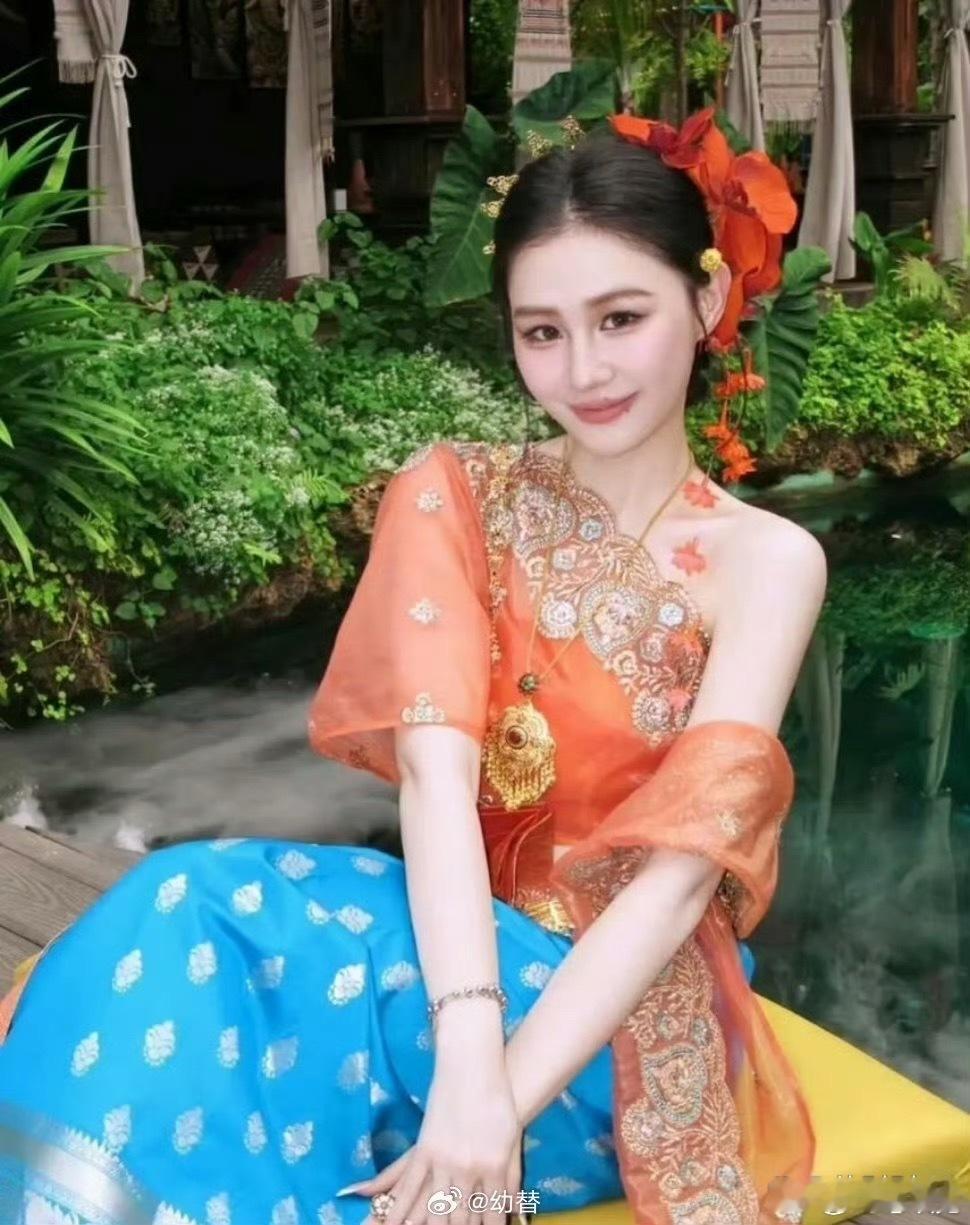 金靖瘦了之后五官都清晰了，现在眼睛好大