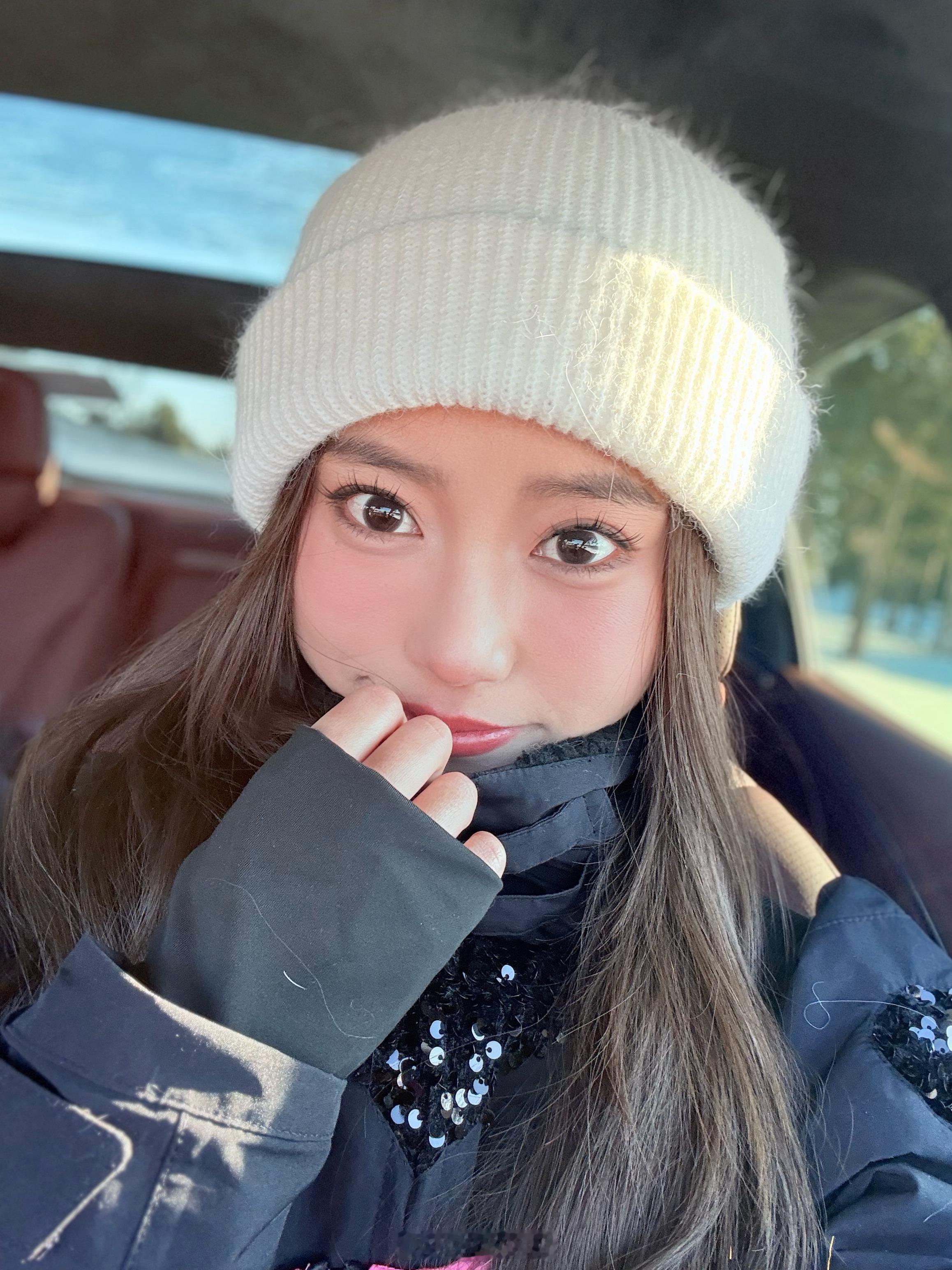 这脸蛋子已经不知道是腮红还是冻红了🥶