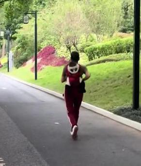 广西南宁的南湖公园，有一个女子背着一个婴儿跑步，路人遇到了，提醒她，说这样对孩