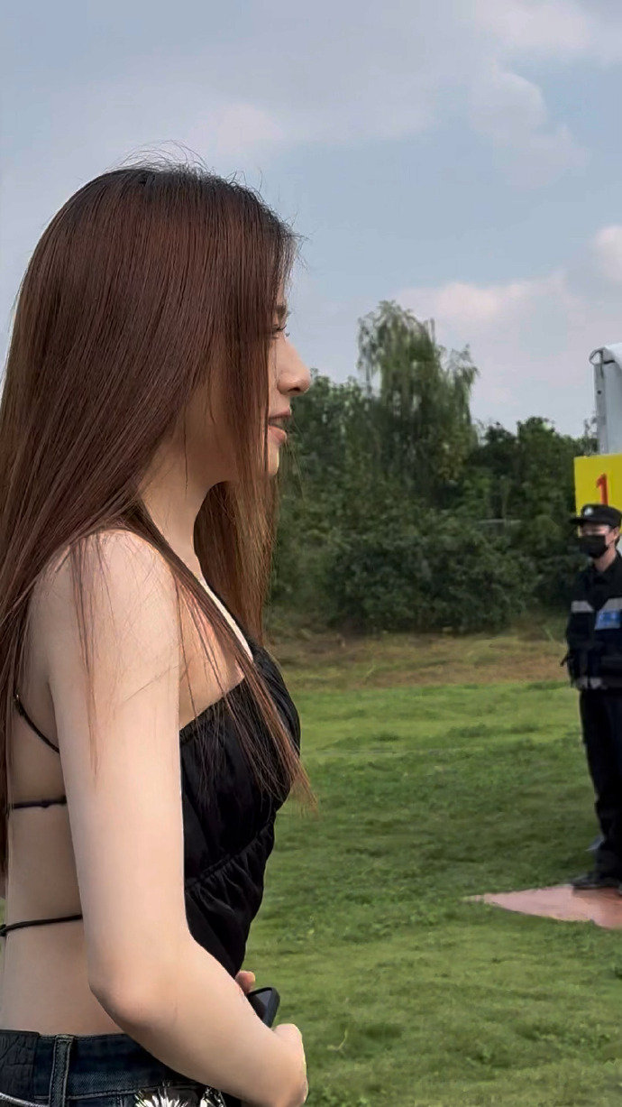 李兰迪露肤度李兰迪辣妹look李兰迪露肤度，是兰迪的辣妹look来袭，就这