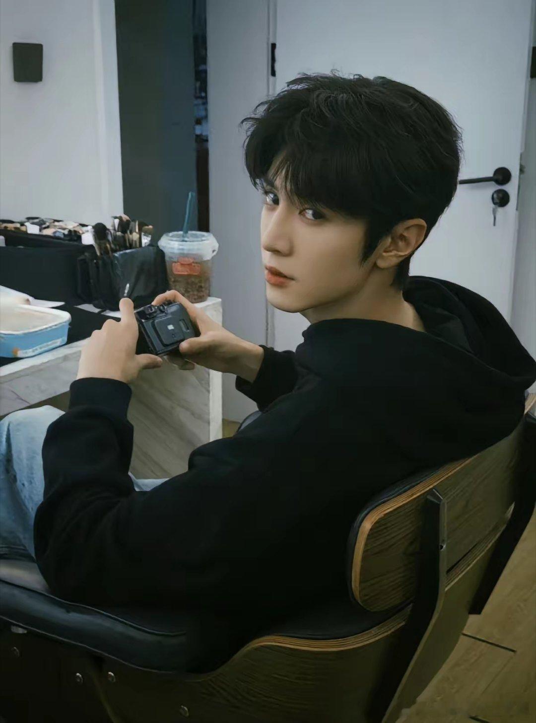 于正传陈哲远接不到戏！他们哥哥以后能不能接到戏还不好说呢——当初于正不就是因为不