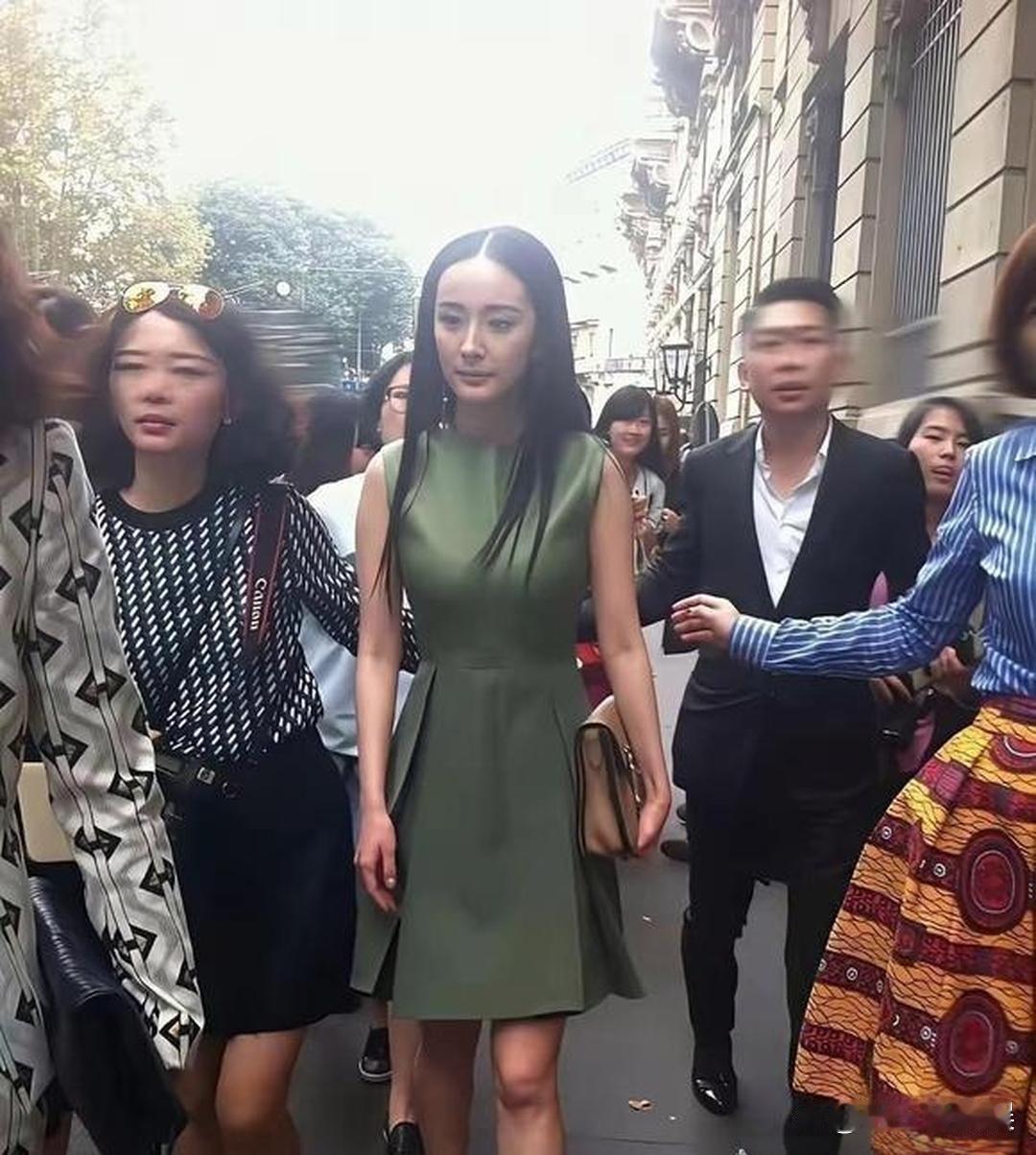 2013年的杨幂原相机实拍画面，没有美颜滤镜修饰，原生样貌真实又灵动，颜值底子真