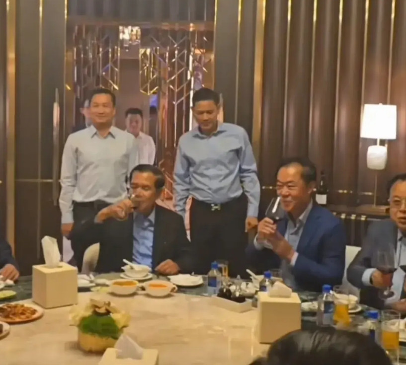 洪森跟柬埔寨首富陈丰明。两人在柬埔寨对饮。他们都是老乡，异国遇老乡。难怪能