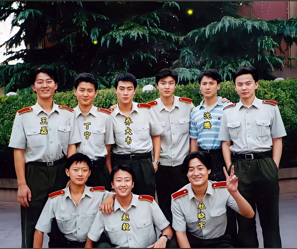 这是一张25年前的照片，军艺99级的帅哥们一起合影，里面唯一没有穿军装的，却成了
