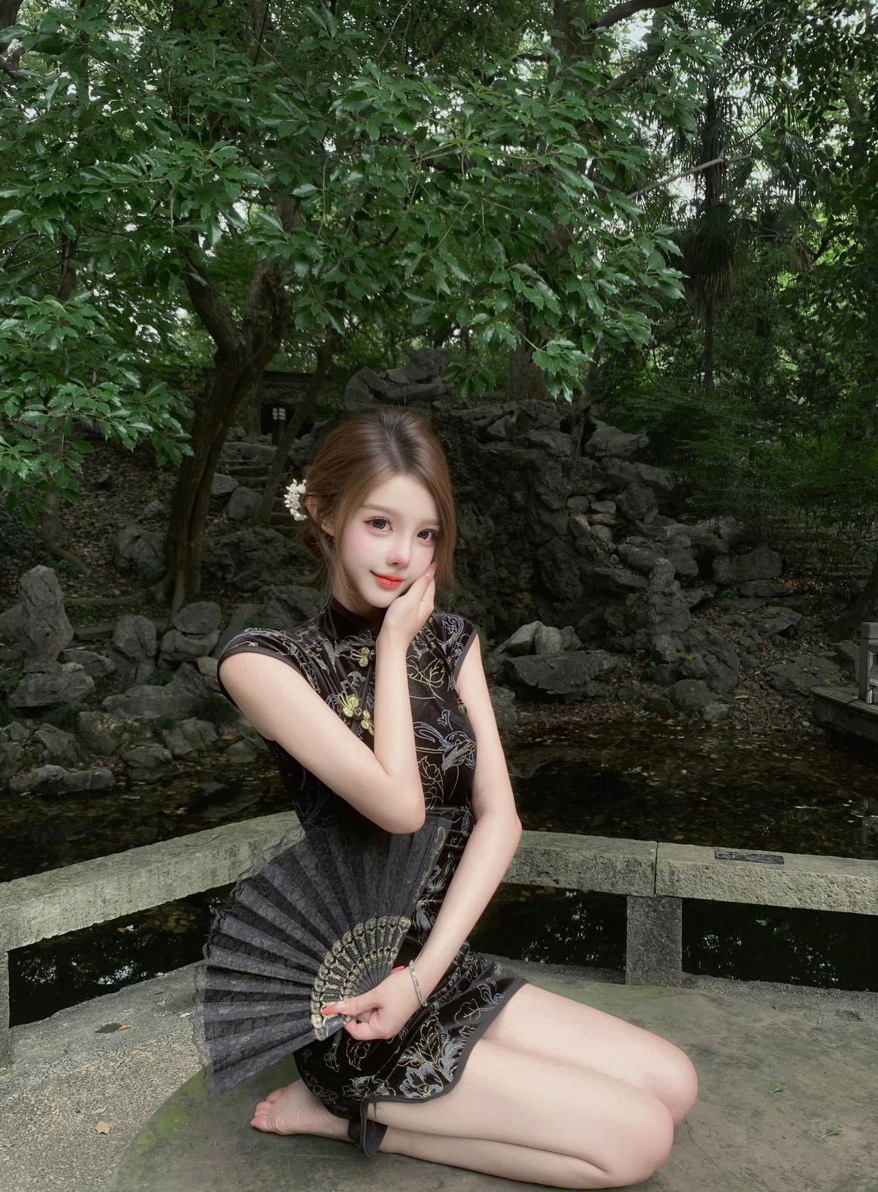 当古典遇见现代，风骨便有了新表达。不追潮流定义，只做骨子里有韵的自己。穿上旗