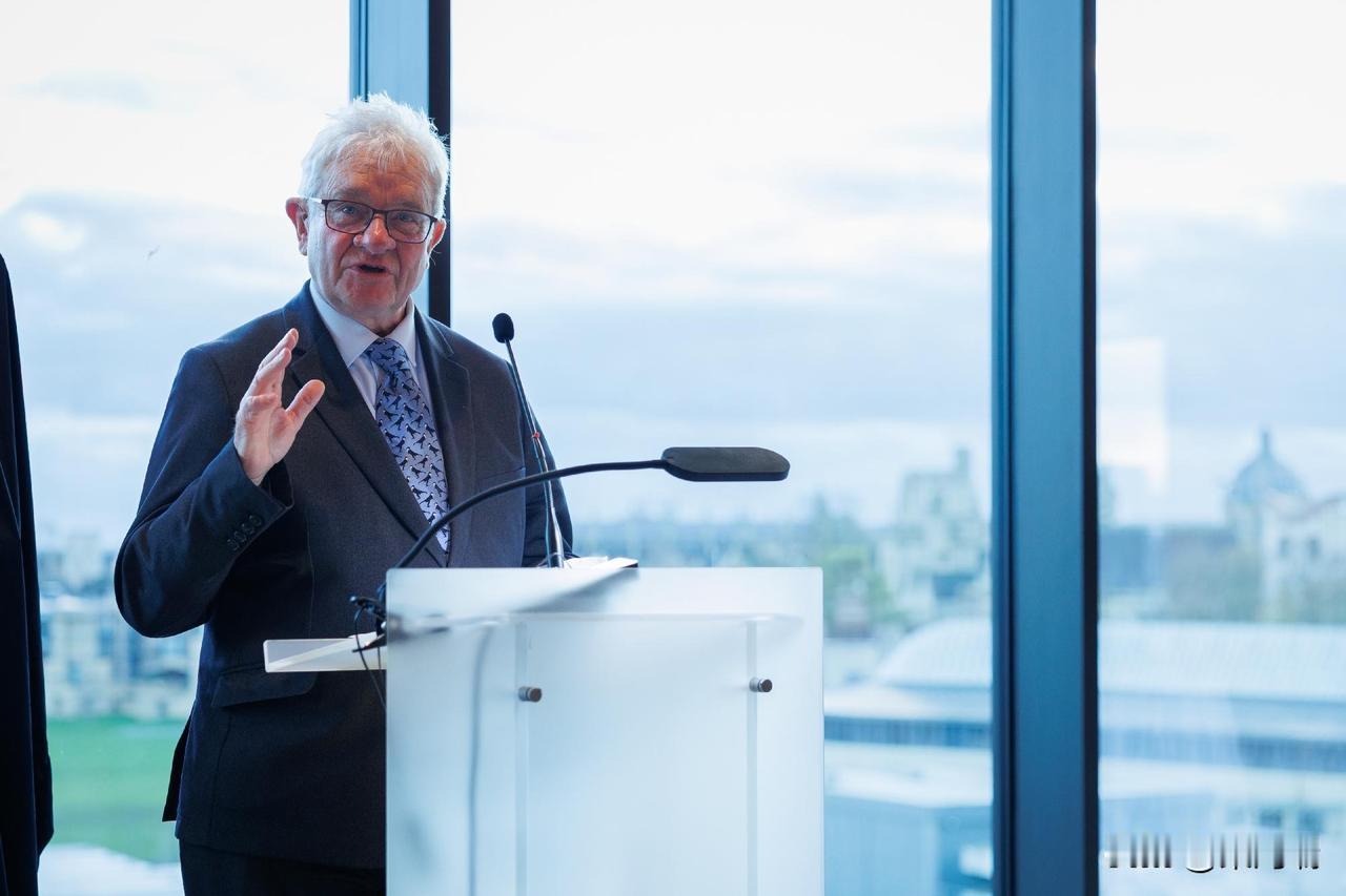 耗资2亿英镑的世界一流教学和研究设施——生命与思维大楼，由弗朗西斯·克里克研