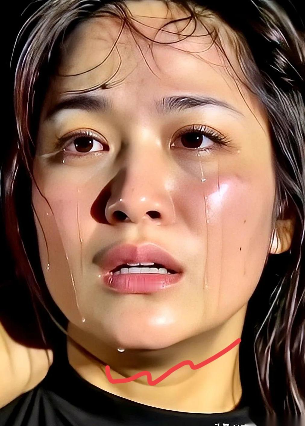 我真的气到发抖！刷到柬埔寨那个记者捏嫌犯脸的视频，拳头直接硬了！这女的是劫