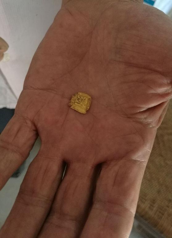 1969年，董进芳在田埂上刨草皮，刨着刨着，看到泥土里有点发亮，用手掰开一看，居