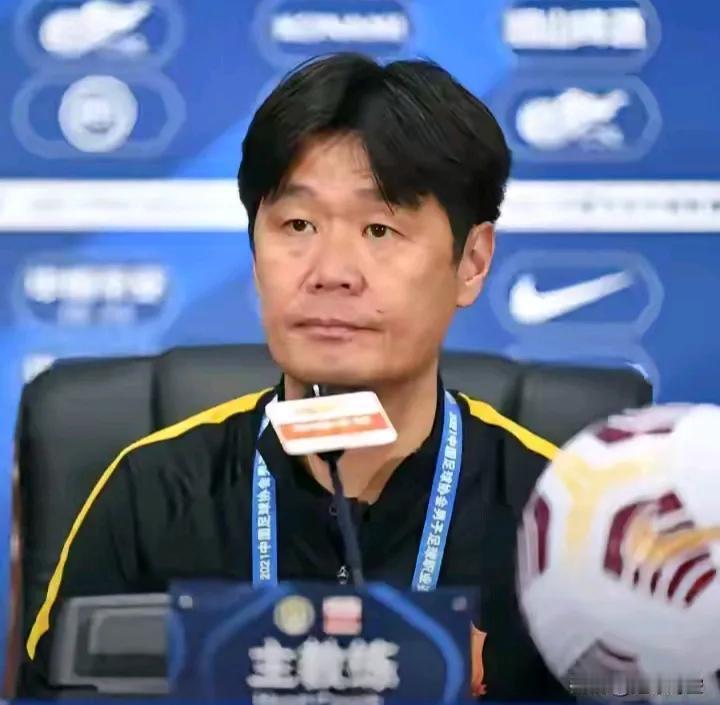 李霄鹏不会下课，即使球队一直为保级苦苦挣扎，李霄鹏的帅位也依然坚挺。原因只有一