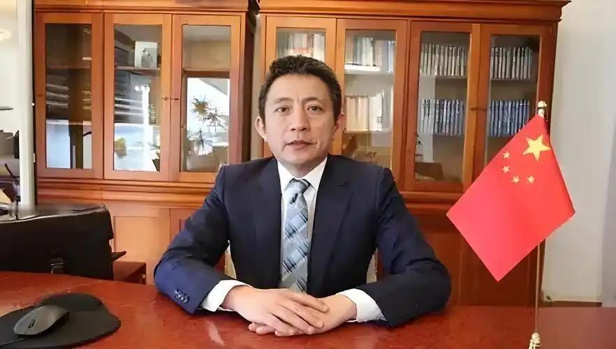 李成钢火了!就因为一段流利地道的英语发言,他一下子被全网关注。视频里,他