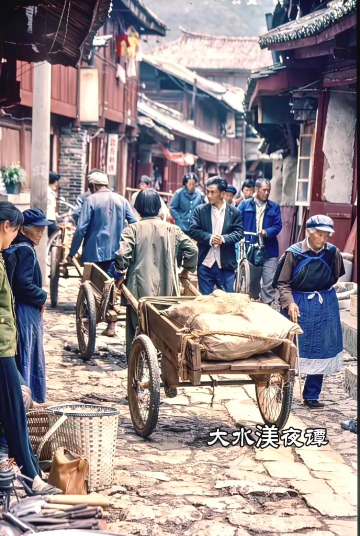 丽江印象1995年布鲁斯·康诺利镜头下的丽江，古城建筑保留着原汁