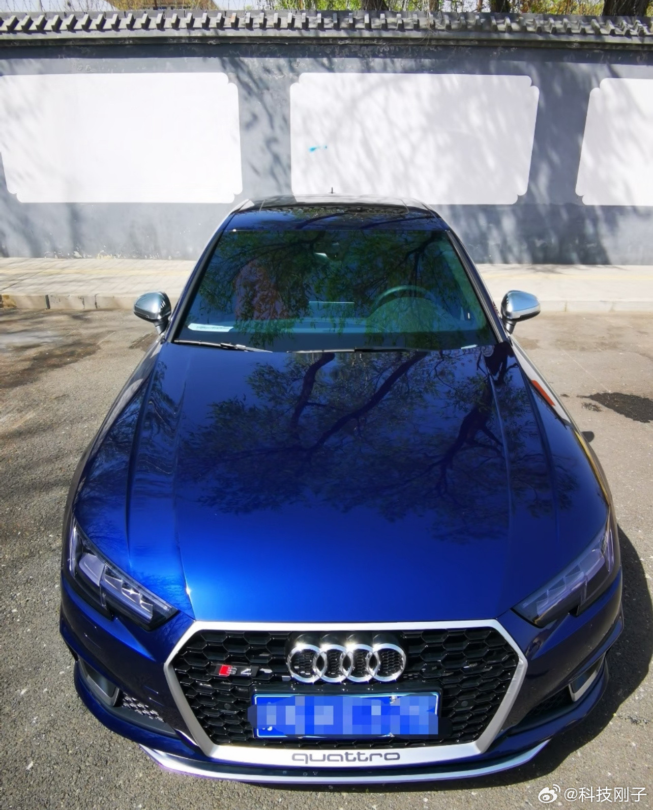 奥迪喊话老车主随时回来奥迪想唤回老车主，绝不是一句“欢迎回来找脚感”就能实现的