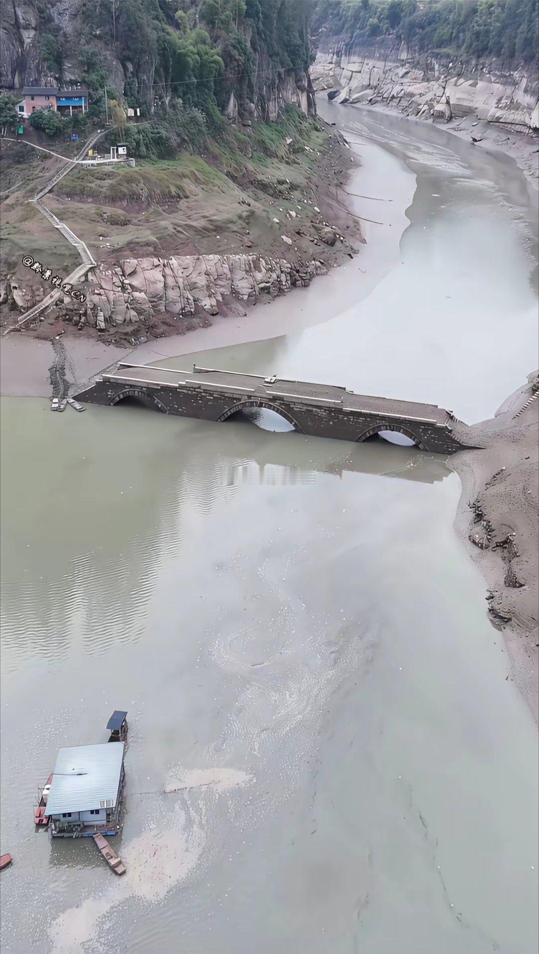 重庆一水库水位下降沉没水底的百年古桥重见天日上面雕刻十分精美