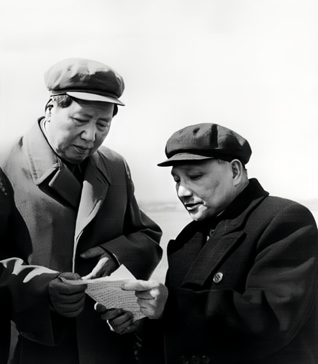 1966年10月22日，毛主席审阅邓小平昨日送来的《中央工作会议上的初步检讨》，