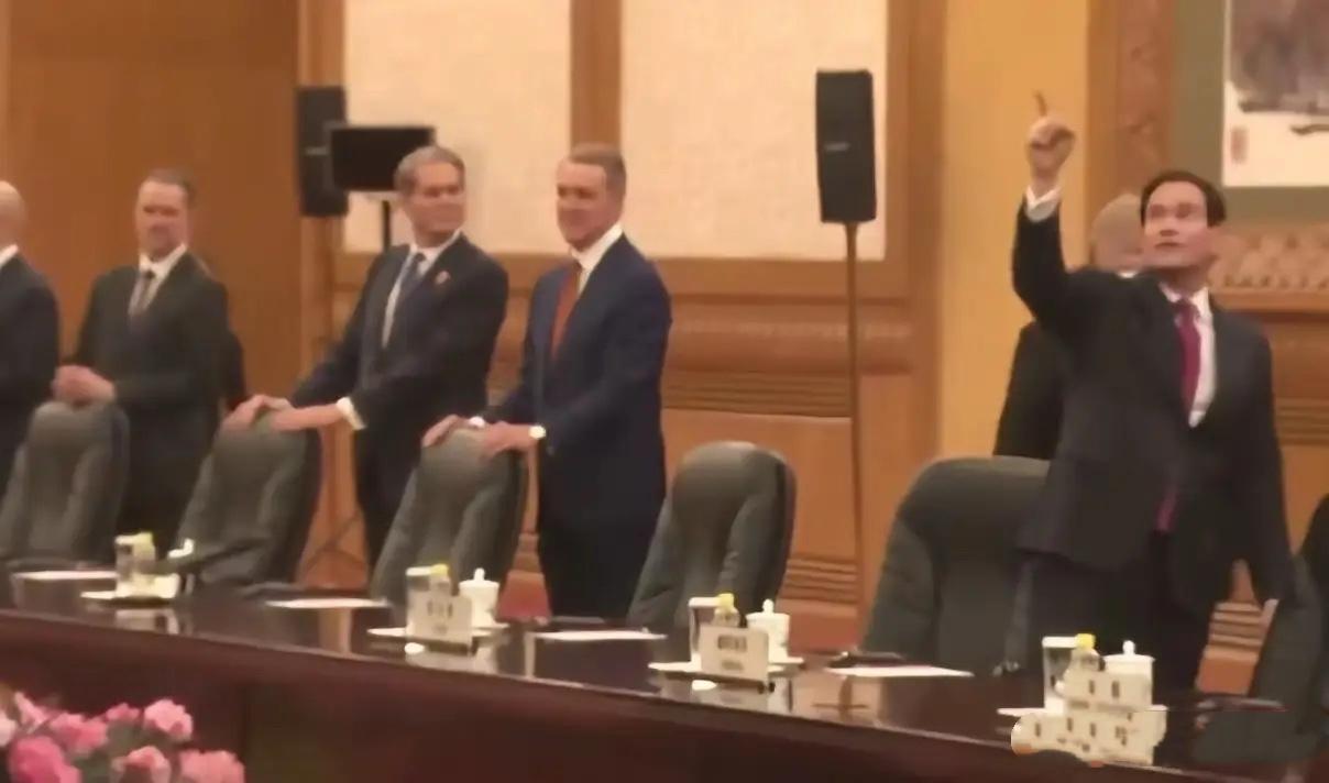 谁也没想到，一向带着偏见看我们的鲁比奥，第一次踏入人民大会堂东大厅，直接被中