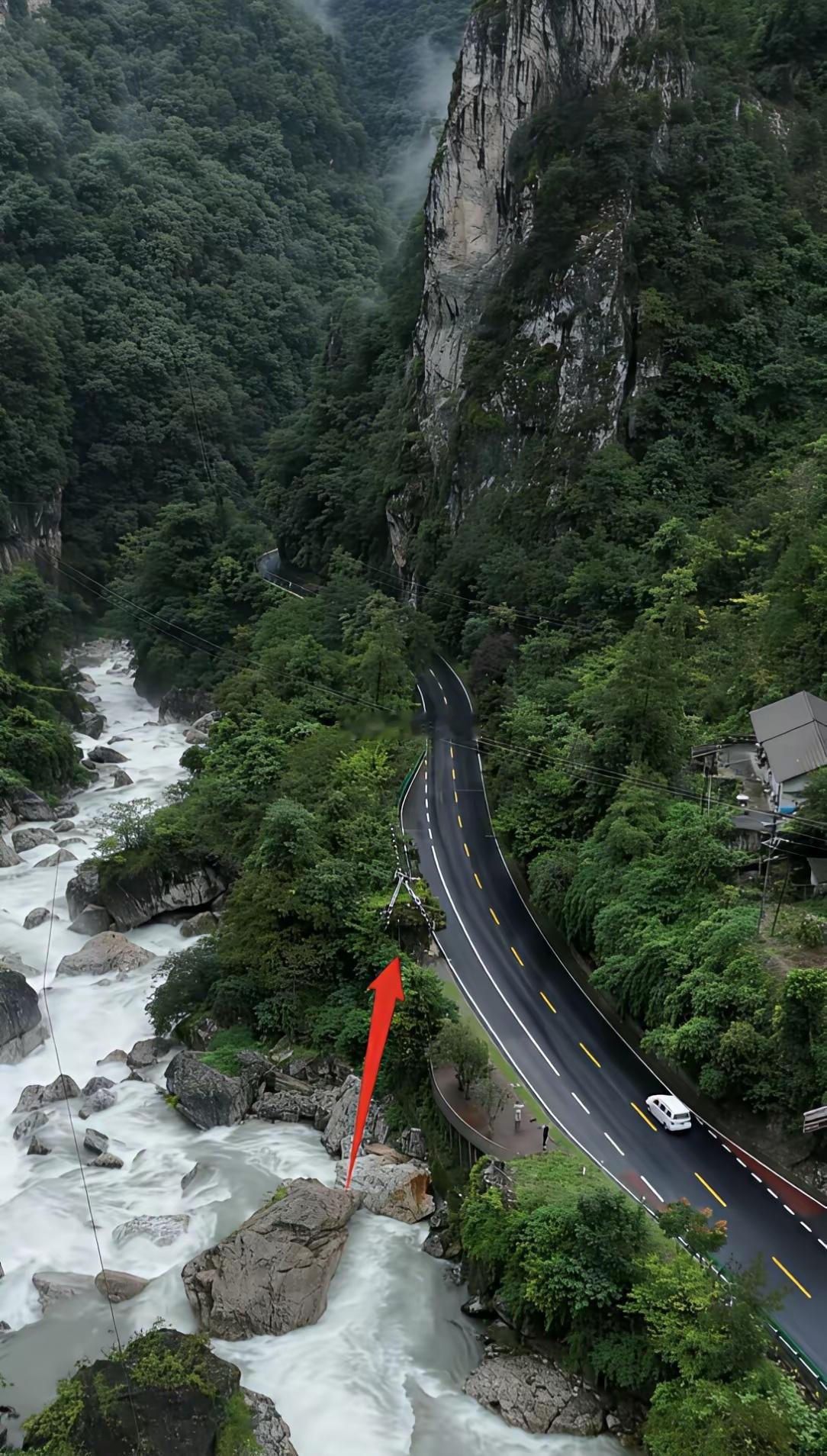 自驾前往神农架野人谷的路上，在公路边发现一块巨石被铁链锁住，铁链顶部没有支撑点，