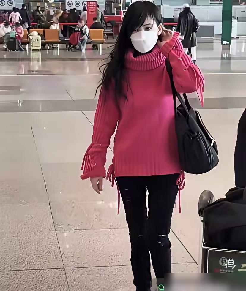 59岁的周慧敏被喷惨了，只因她穿了一件土得掉渣的玫红色毛衣。这件毛衣领口宽