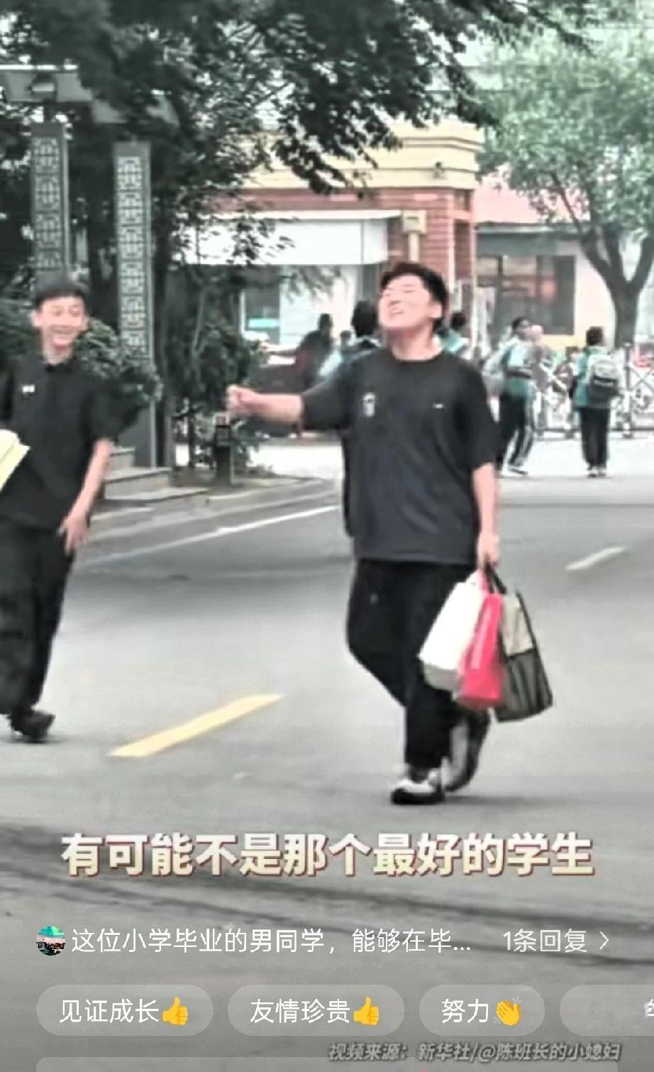 泪目了，山东，六年级学生毕业离校时，一位男生突然冲着老师喊：“我在你心目中可能不