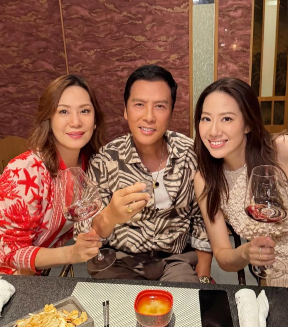 甄子丹为岳母徐莉君庆祝68岁生日，他和老婆汪诗诗、岳母三个人罕见同框，看起来他比