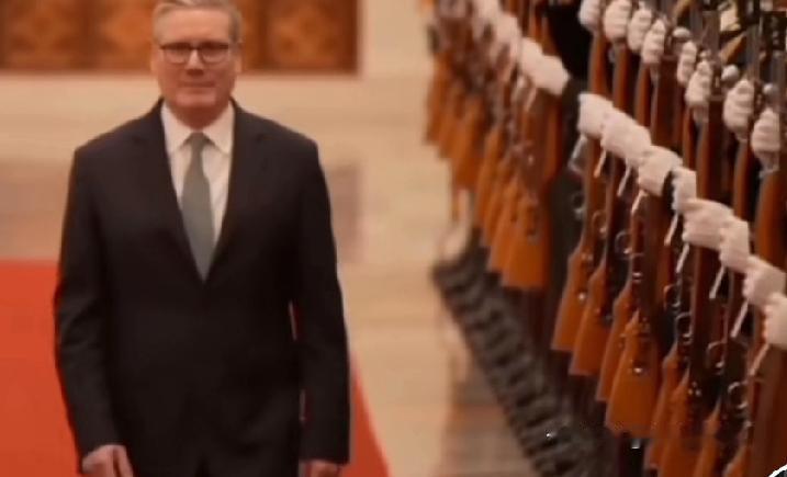 英国首相斯塔默这次访华，主打一个笑到合不拢嘴！1月29日在人民大会堂，他全程笑着