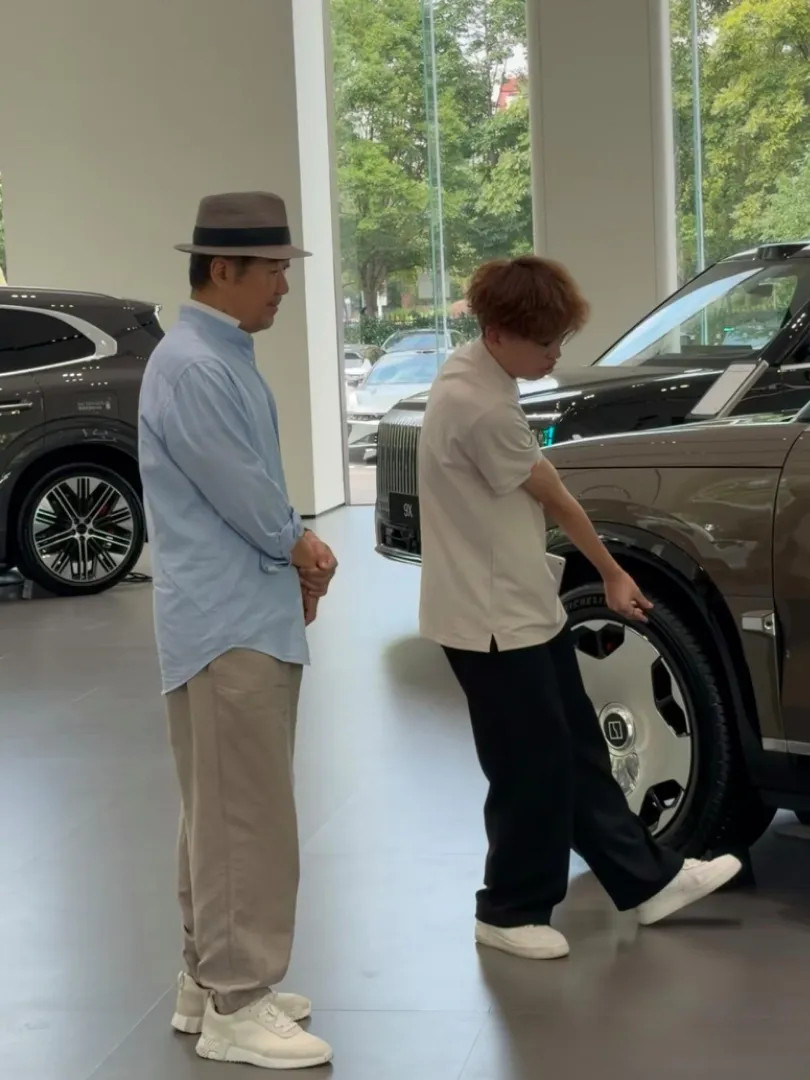 71岁张国立现身上海某4S旗舰店买豪车，他的穿搭时尚有型，身材挺拔，精气神十足。