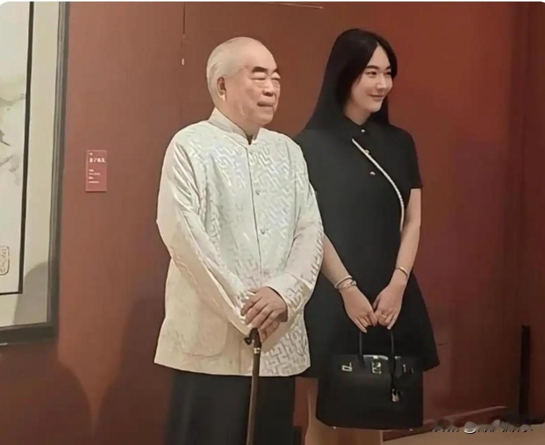 87岁画家范曾官宣喜得独子，同时宣布与女儿范晓蕙、继子范仲达及其家属断绝关系。