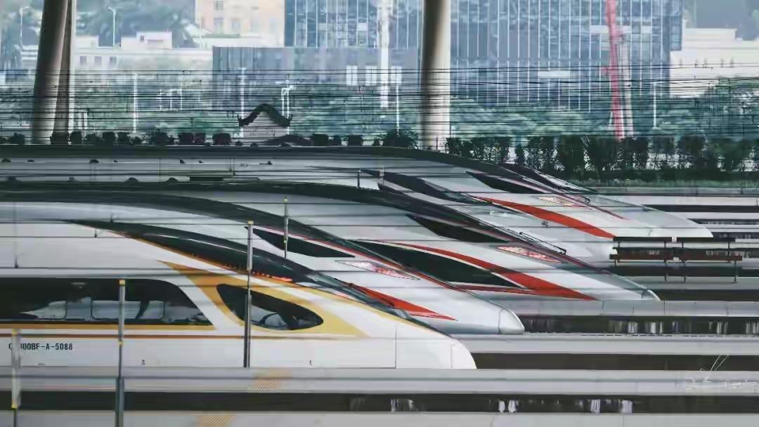 美:问你个问题呗中:啥问题啊美:你家高铁总里程是不是突破5万公里了中:对啦