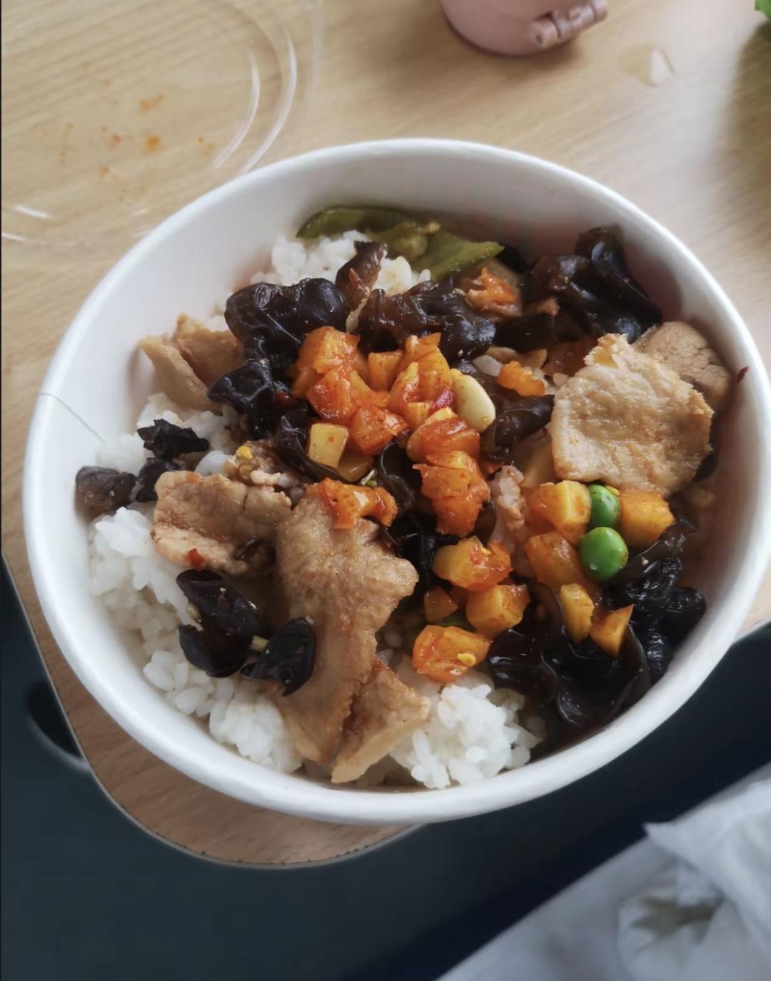 15元盒饭刚拿到手，隔壁大哥掏出同款10元的，我愣了三秒。这真不是我手慢，是火