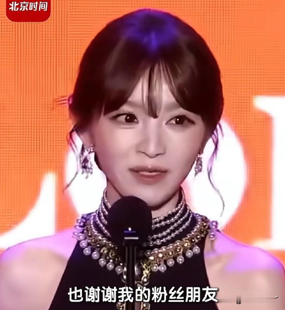 昨晚的釜山亚洲内容大赏，宋威龙田曦薇分别拿下男女最佳人气奖，两在台上的发言也是非