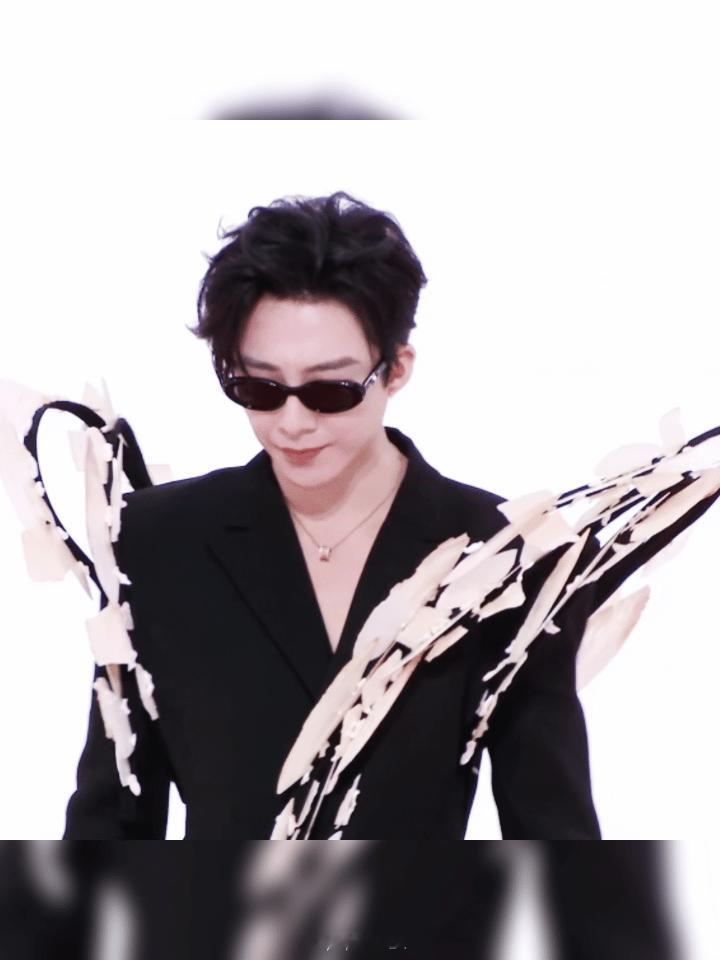 谁家男明星穿高定坐观光车啊还有谁！刘宇宁把高定贵气和观光车焊死了！上一秒气场全开