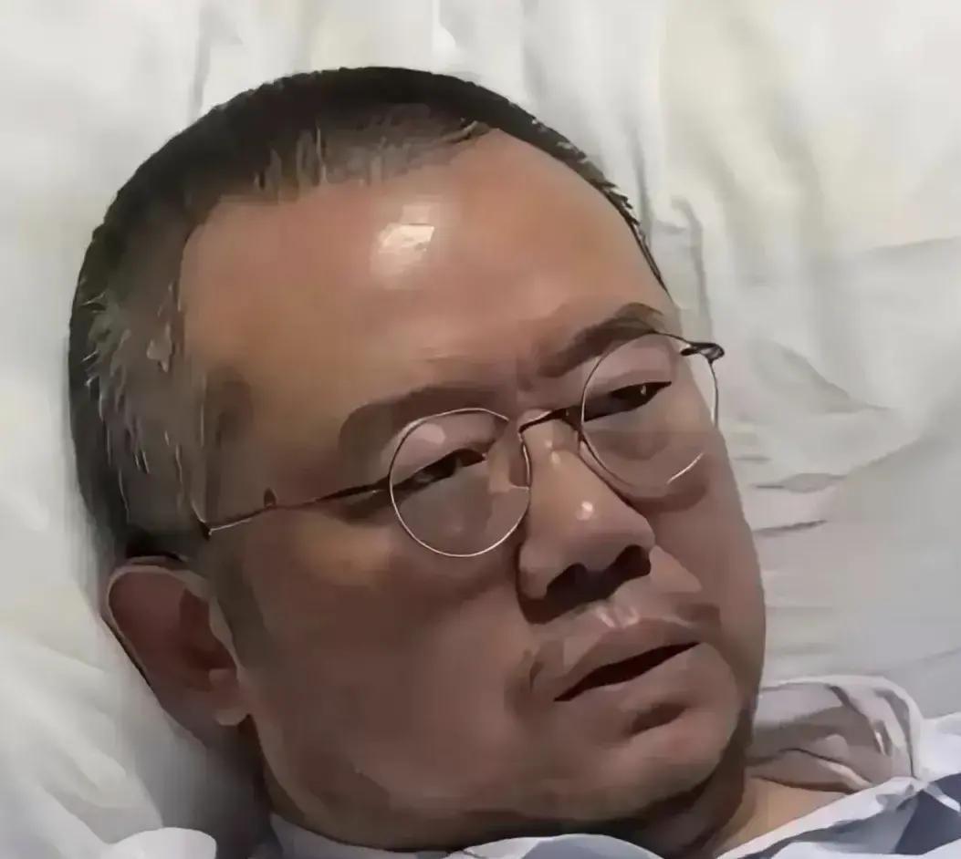 陪床第七天，我蹲在走廊啃面包，隔壁老太太的儿女轮流请假，脸色比病人还灰。我头两