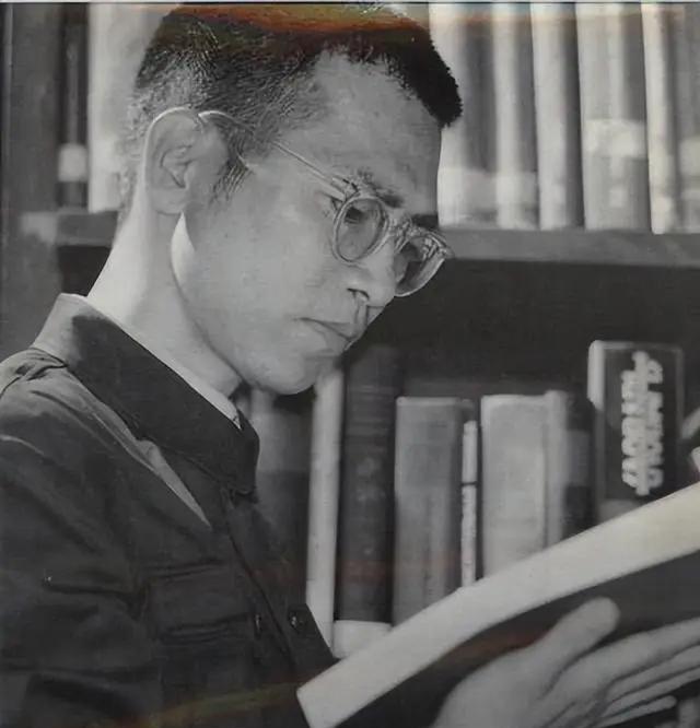 1953年，陈景润毕业后分到北京四中教书，学校却因口齿不清辞退他。之后他摆摊租书