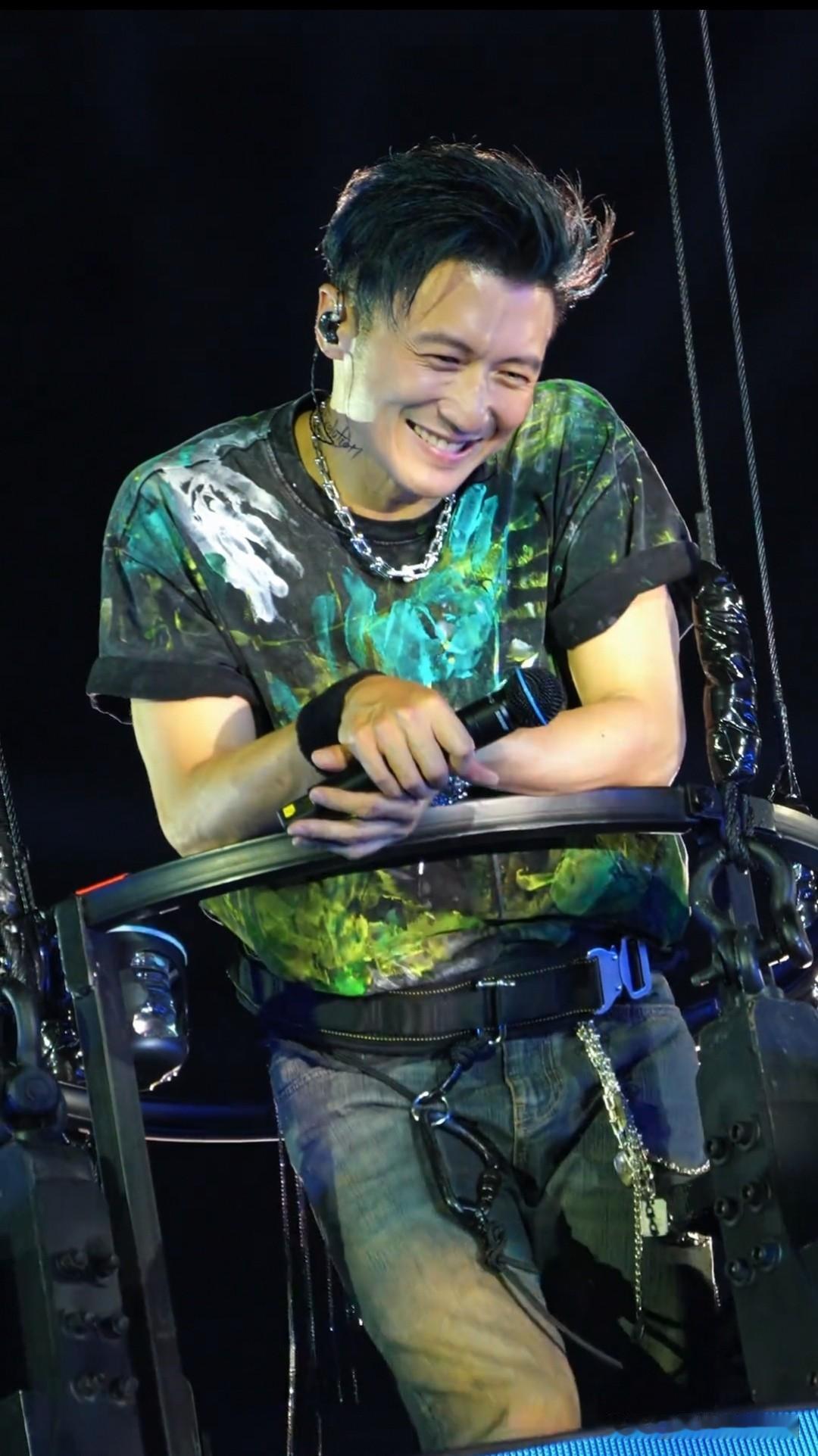 看到谢霆锋的笑容，我竟情不自禁的笑了，才发现自己已经很久没有这样笑过了[