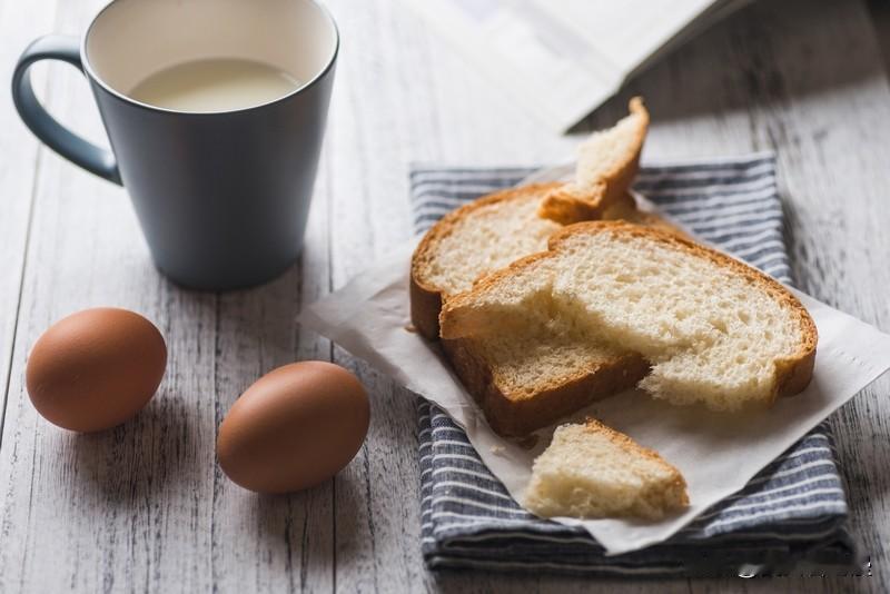 三餐烟火里的温柔日常晨光微熹时，厨房飘起第一缕香气。早餐是朴素却治愈的组合