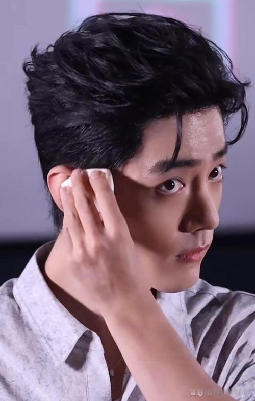 东方卫视跨年晚会上，肖战压轴连唱四首歌，高强度表演让他满头大汗。趁间奏他悄悄掏出